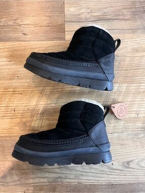 Manitobah Womens Winter Booties- size 6.5